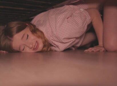 sex mới vietsub Sung sướng sờ lồn khi chị kế bị mắc kẹt dưới gầm giường