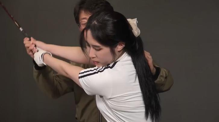 sex truyện tranh 3d Gấu dẫn trai về nhà ngủ, chị không yên tâm nên trói tay lại nhưng...